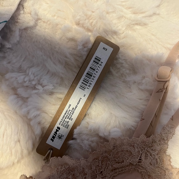 SKIMS Lace Heart bralette - Picture 3 of 3